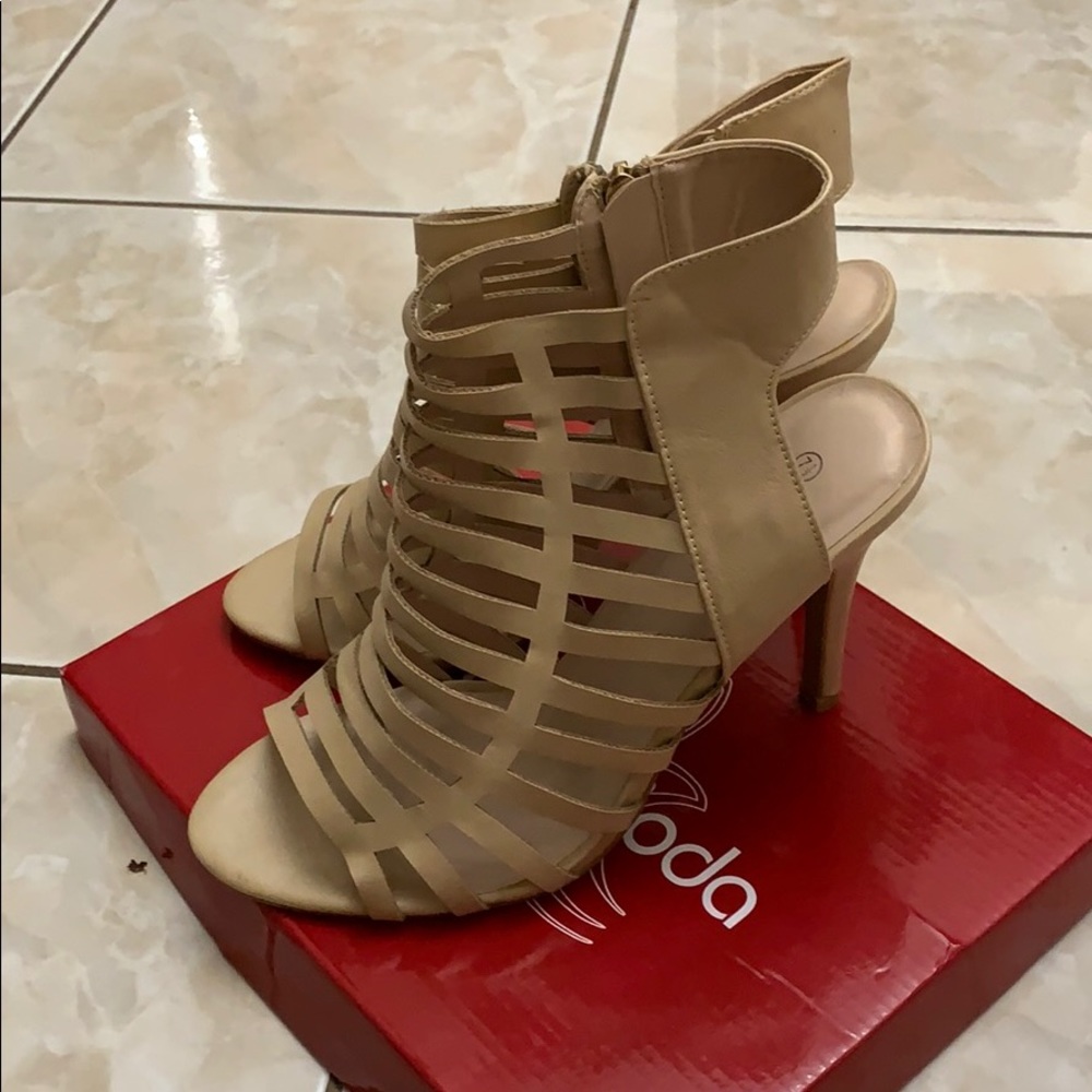 Creamy Cutout Heel Sandal size 7.5
